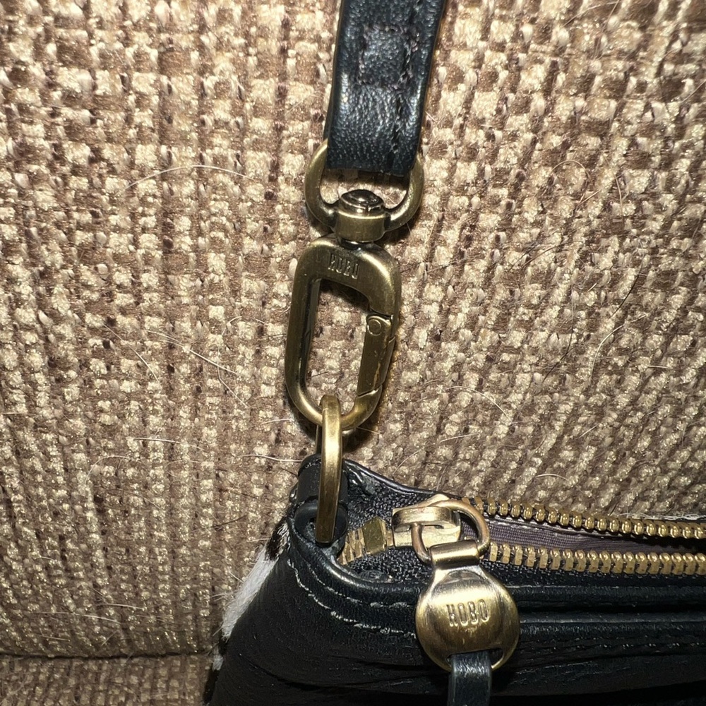 HOBO Black and White Crossbody Bag/Adjustable strap to switch to wristlet - Picture 2 of 4